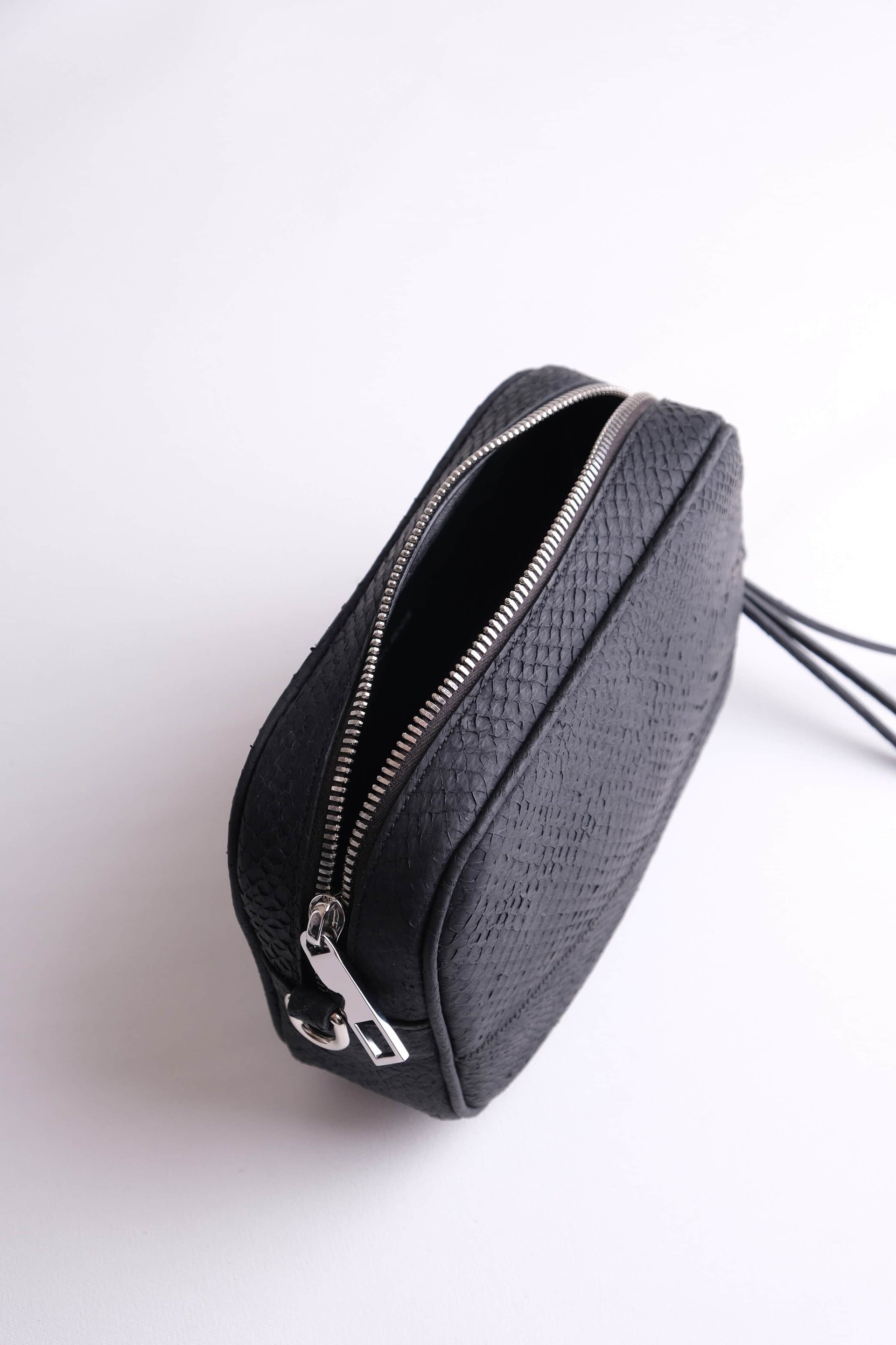 Sustainable salmon leather zipper close-up on Kolga camera bag by Kristian Eddé