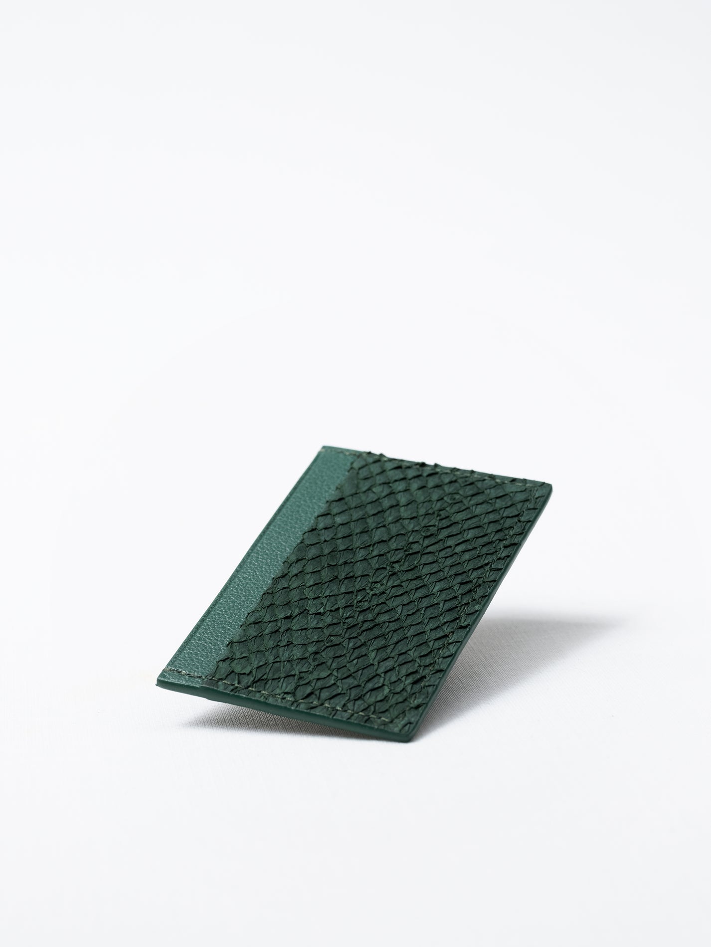 Bothnia green card holder made of salmon leather, front view on white background