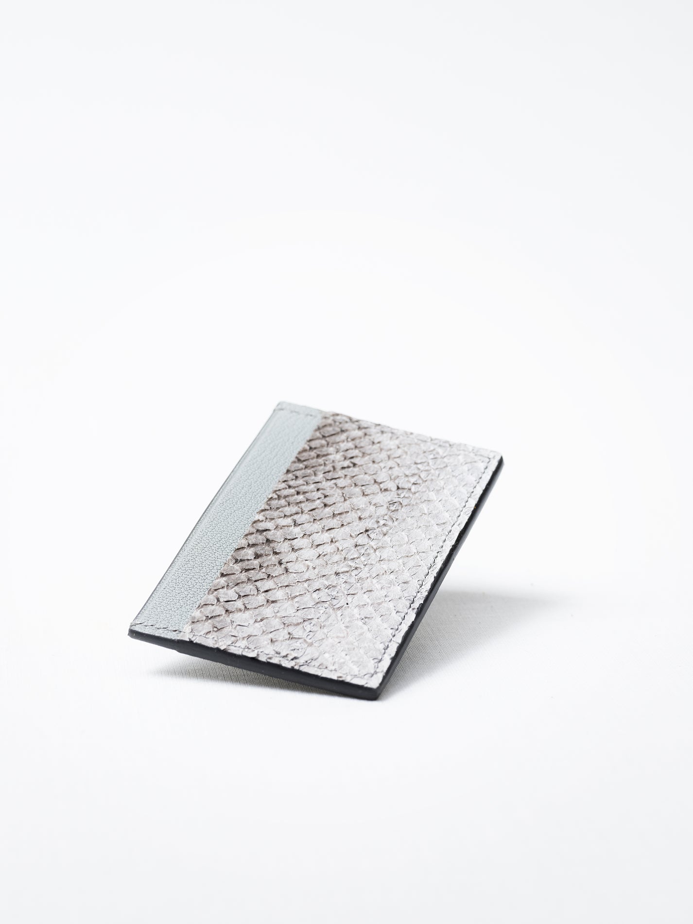 Bothnia himalayan gray card holder made of salmon leather, front view on white background