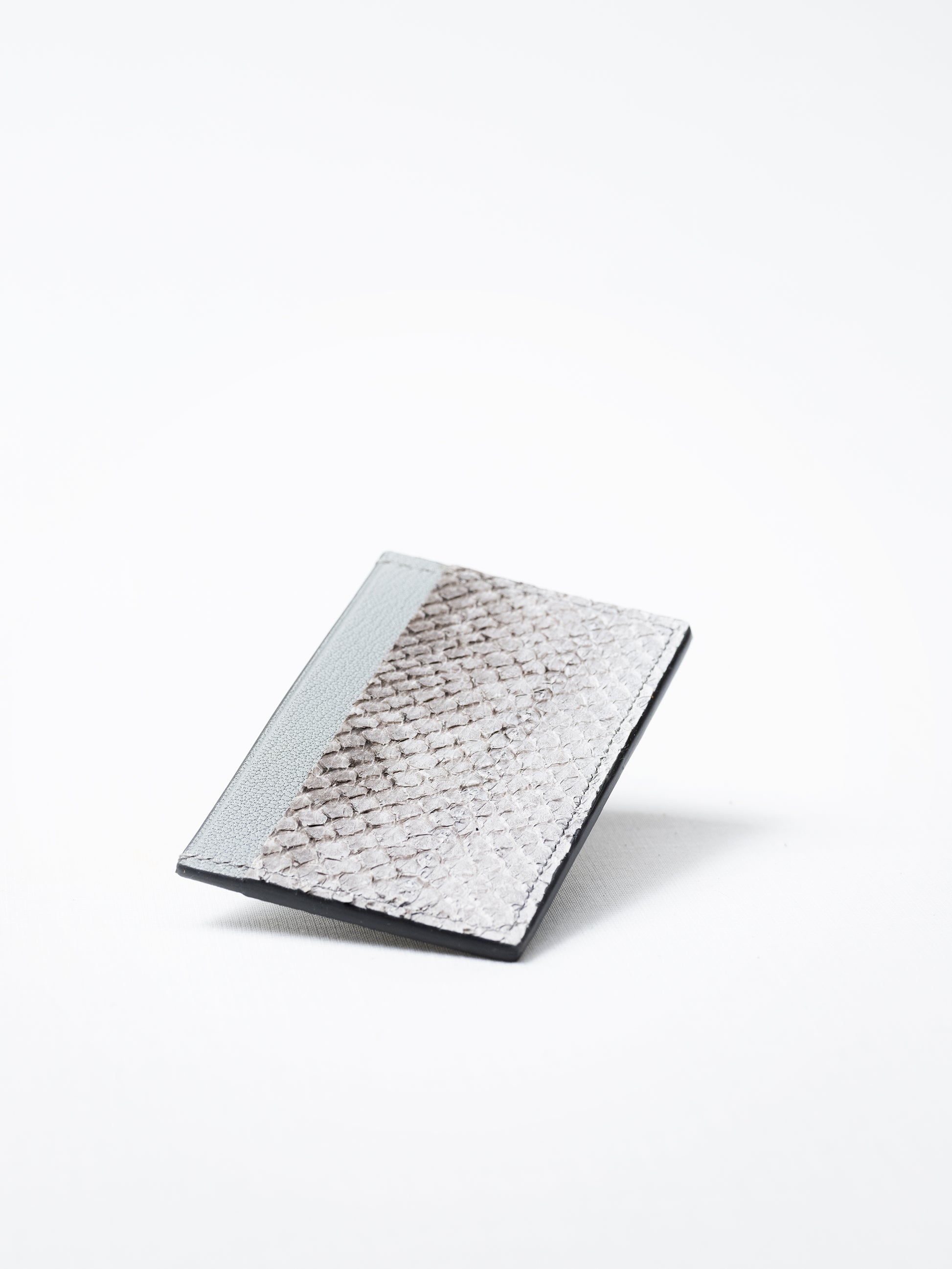 Bothnia himalayan gray card holder made of salmon leather, front view on white background